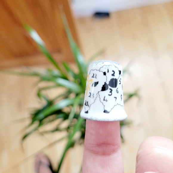 Vintage "Counting Sheep" Dream China Thimble - Picture 9 of 10